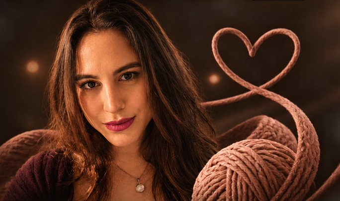 Camila Naider em seu ateliê de crochê